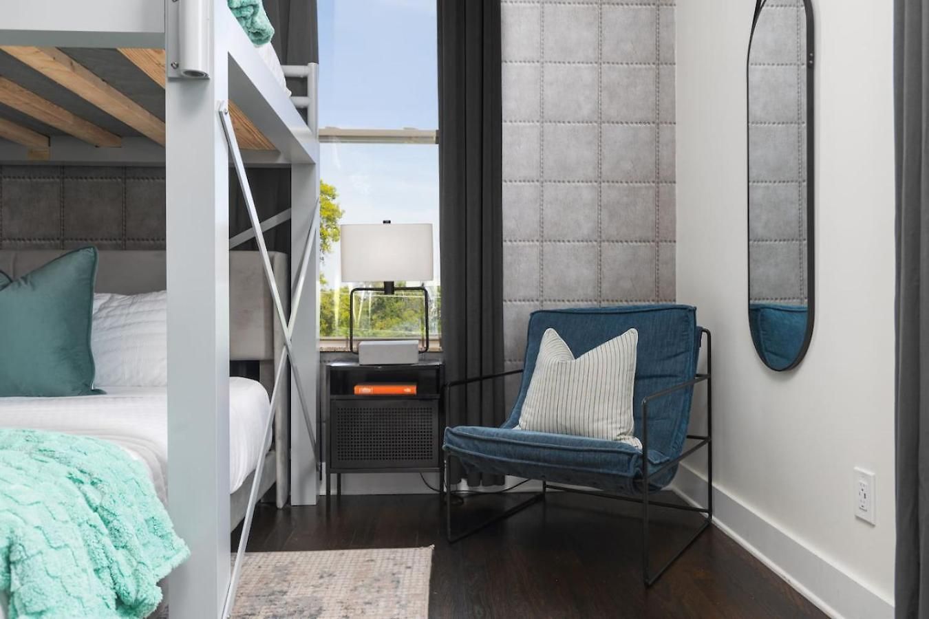With Garage Parking - By Vanderbilt And Only 2 Miles To Downtown Holiday home