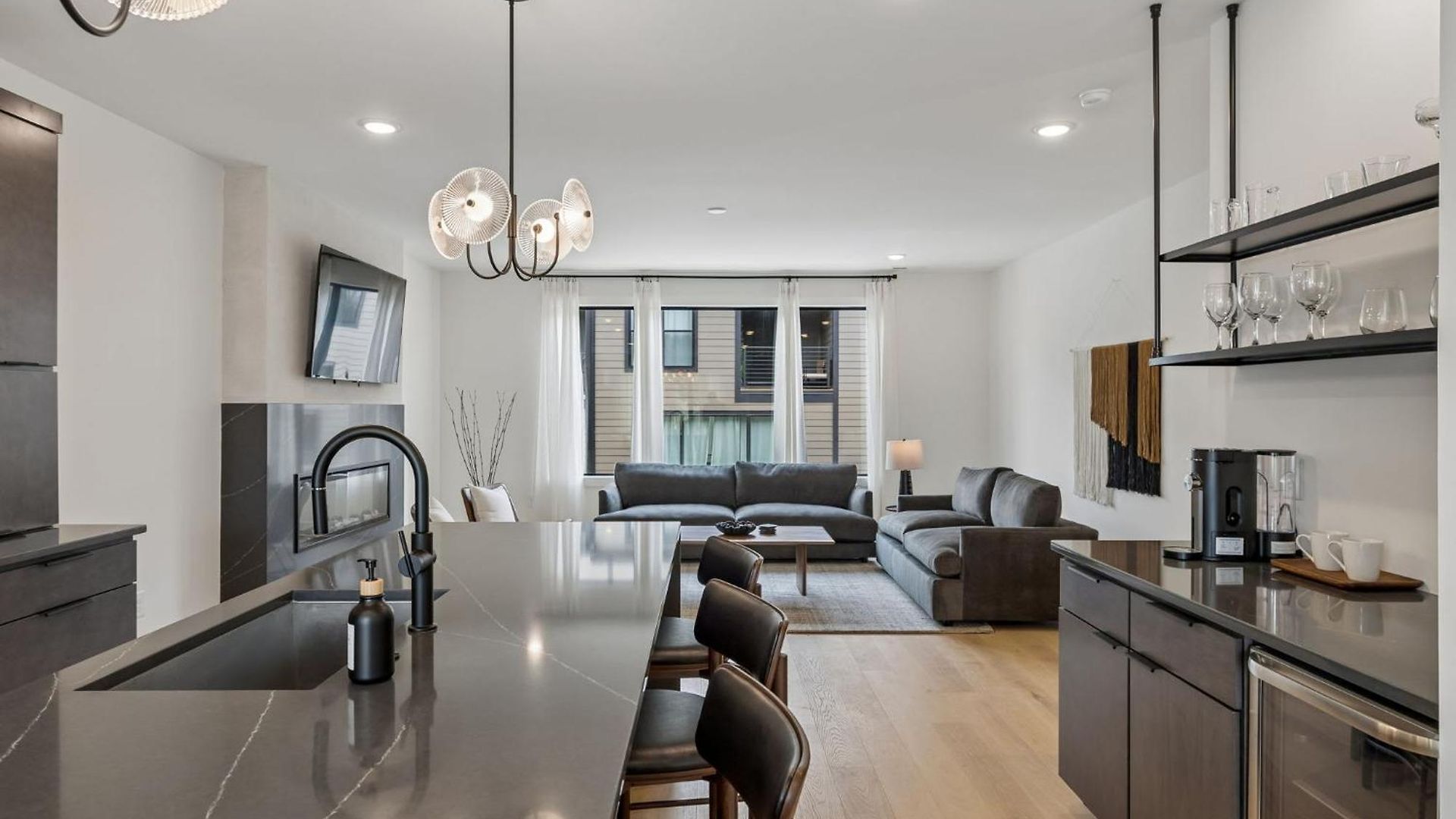 Elegant Townhome Rooftop Hot Tub & Fireplace