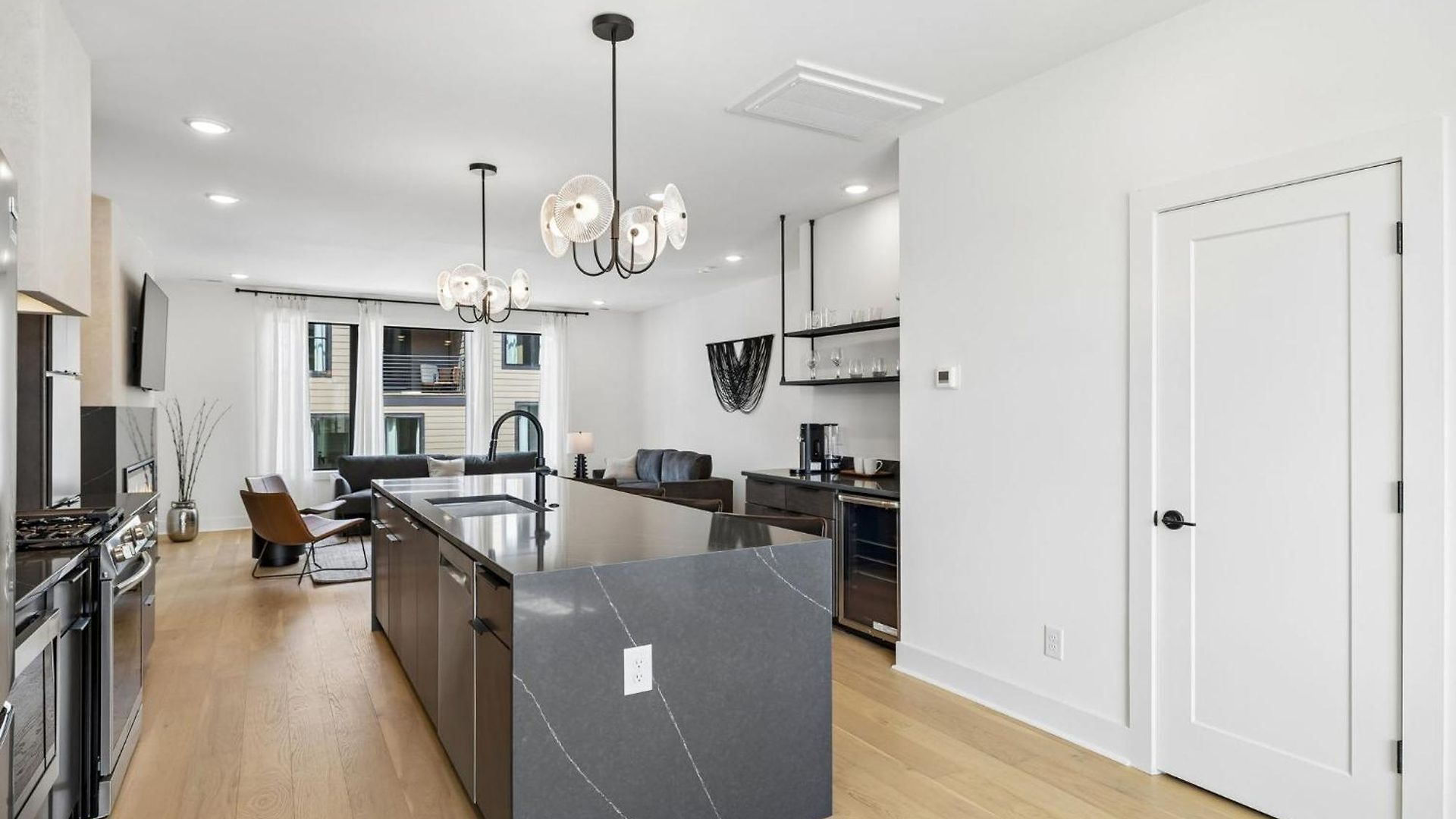 Trendy Townhouse Rooftop Hot Tub & Fireplace Nashville