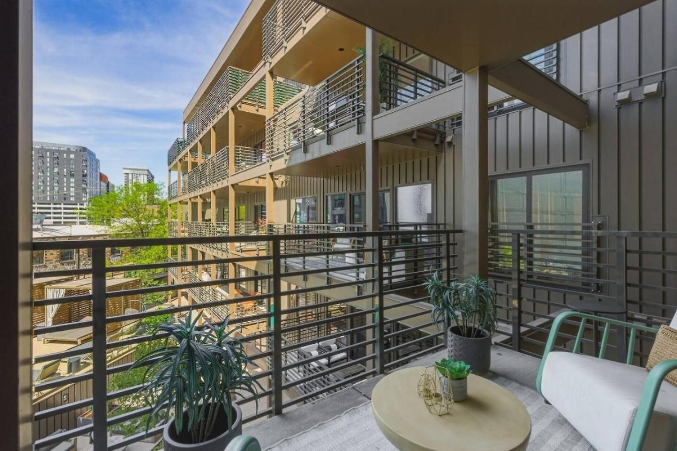 With Pool Balcony And Garage Walk To Downtown Broadway * Nashville