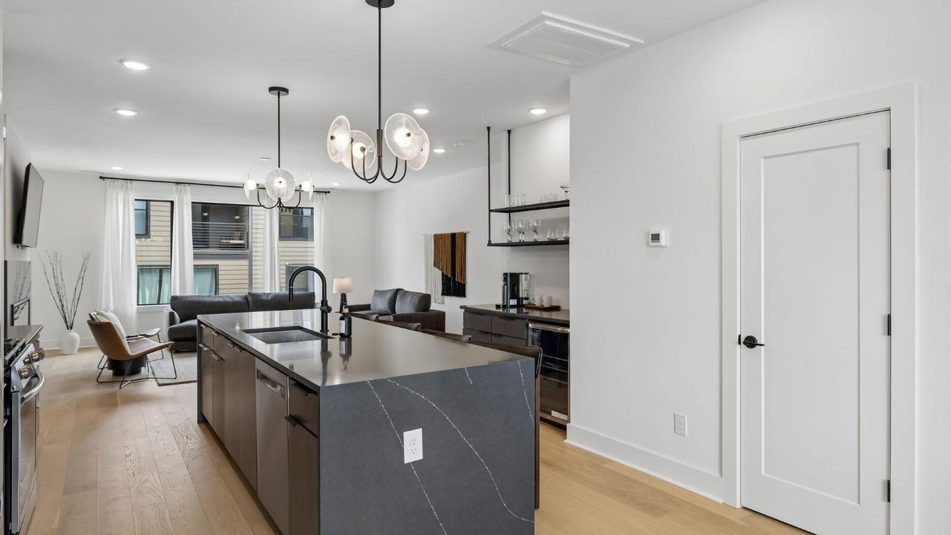 Elegant Townhome Rooftop Hot Tub & Fireplace *