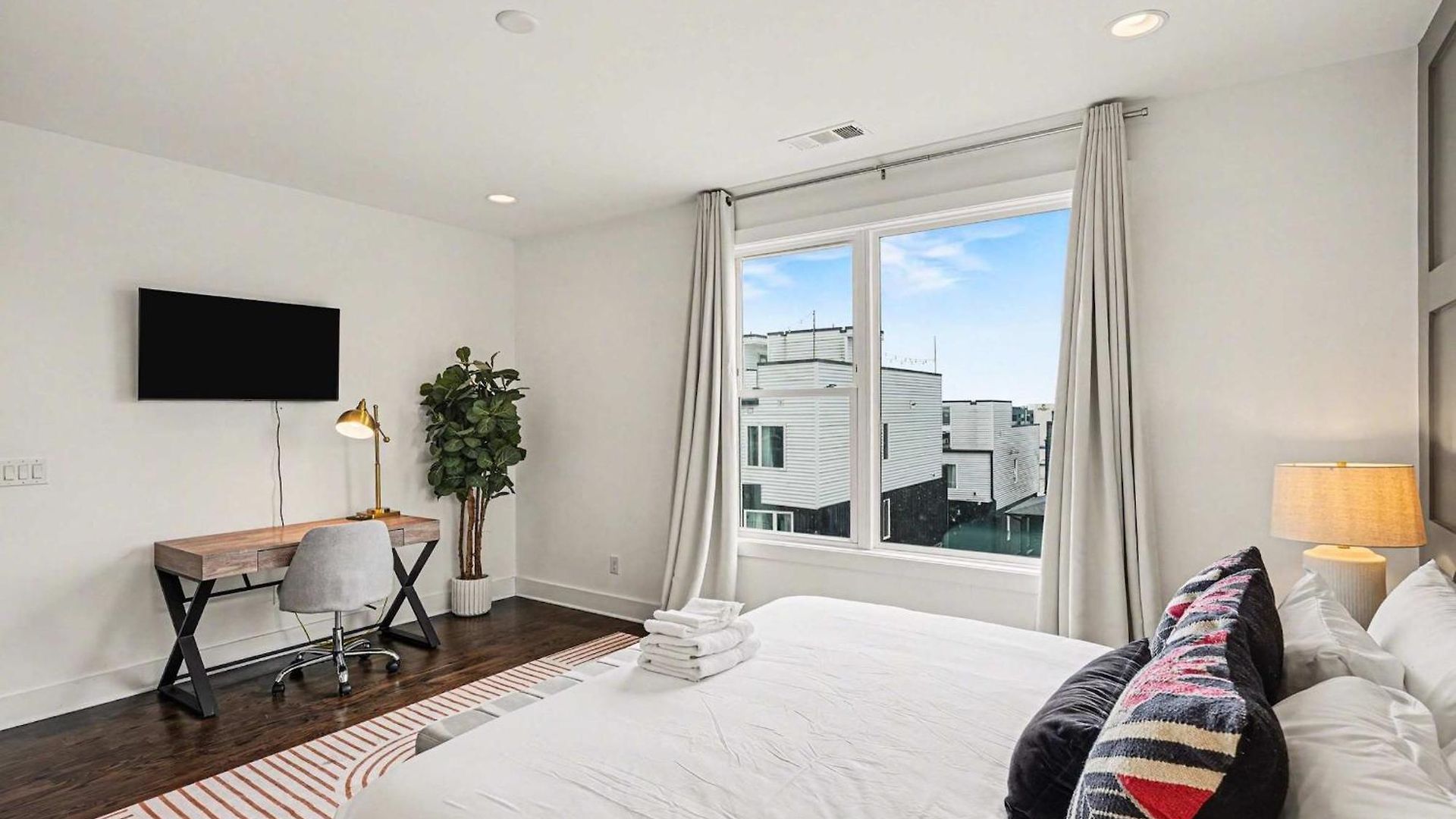 2 Trendy Townhomes W Rooftop Views Near Broadway Holiday home