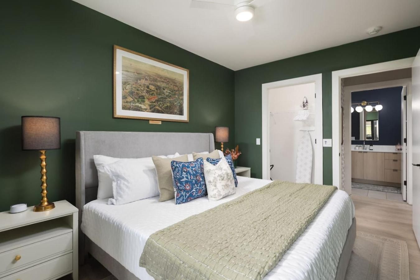 With Pool Balcony And Garage Walk To Downtown Broadway Holiday home *