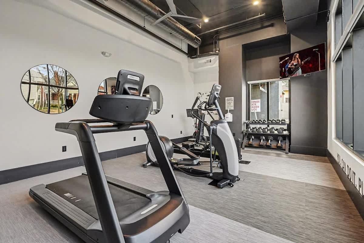 Petal & Palm-rooftop Patio & Gym-mins To Broadway Holiday home Nashville