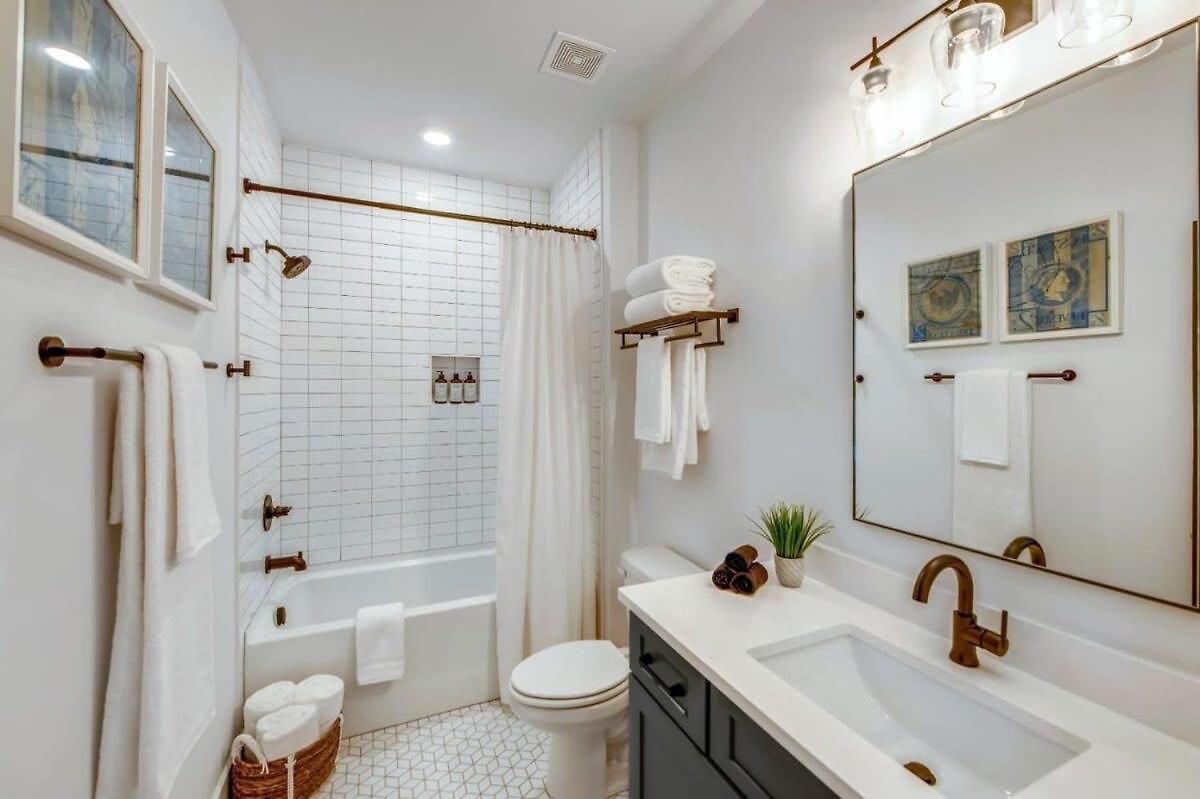 Three Luxury Townhomes Near Five Points Holiday home
