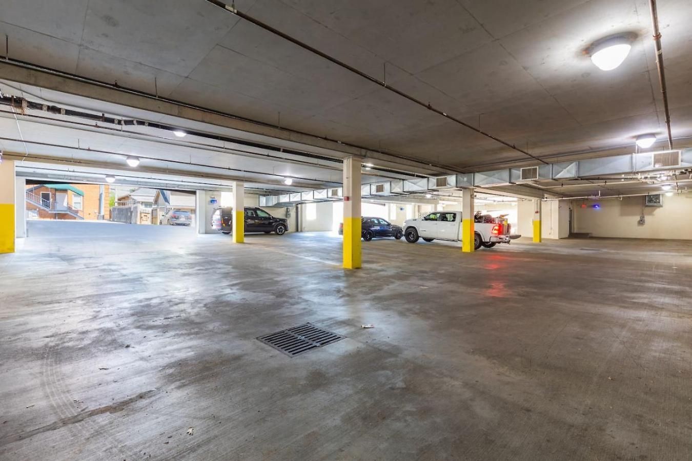 With Garage Parking - By Vanderbilt And Only 2 Miles To Downtown *