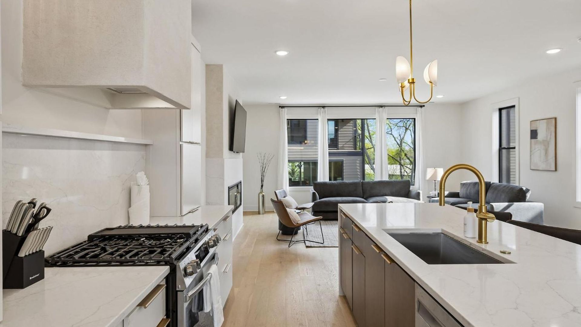 Stylish 3-story Townhome Hot Tub & Fireplace Holiday home