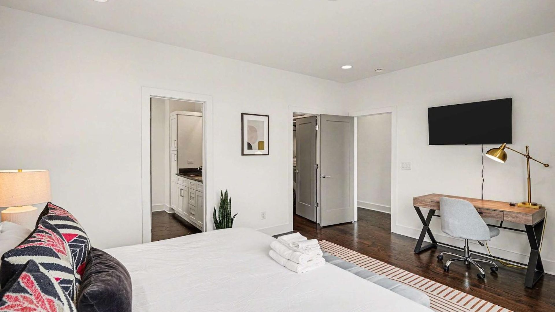 Holiday home 2 Stylish Townhomes W Rooftop Views Near Broadway *