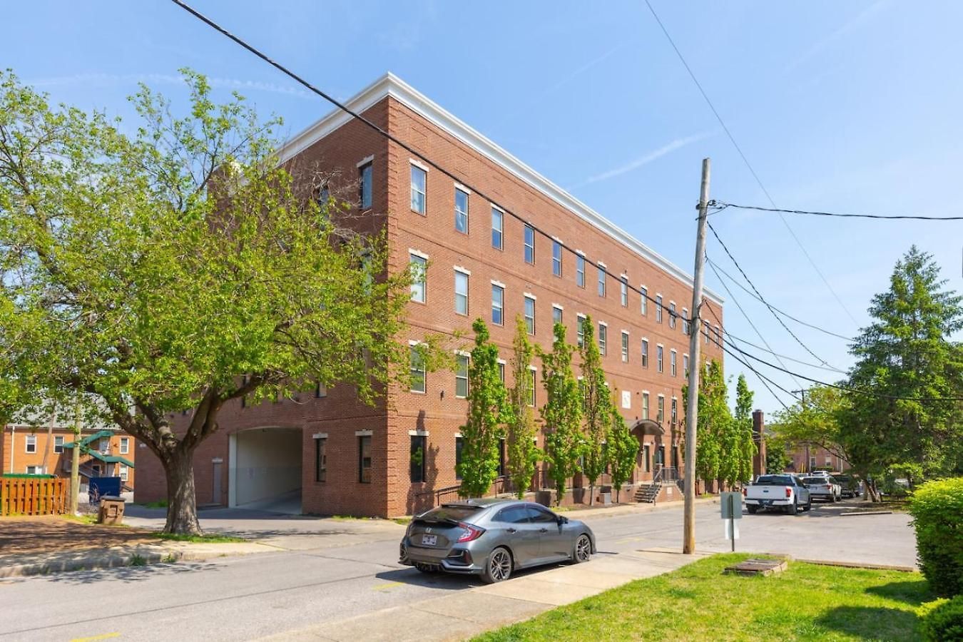 With Garage Parking - By Vanderbilt And Only 2 Miles To Downtown Holiday home Nashville