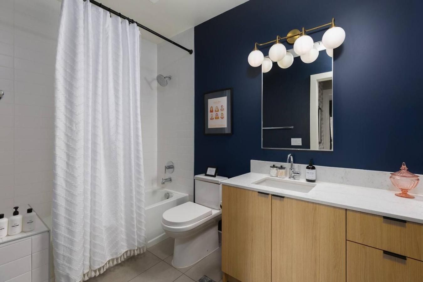 With Pool Balcony And Garage Walk To Downtown Broadway * Nashville