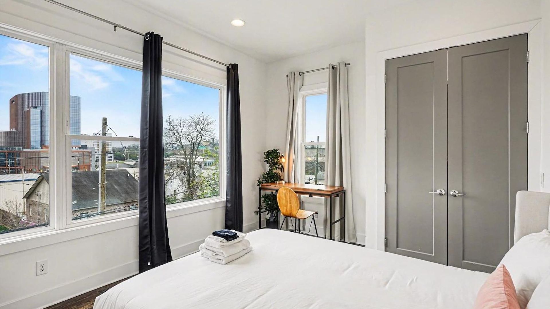 2 Trendy Townhomes W Rooftop Views Near Broadway
