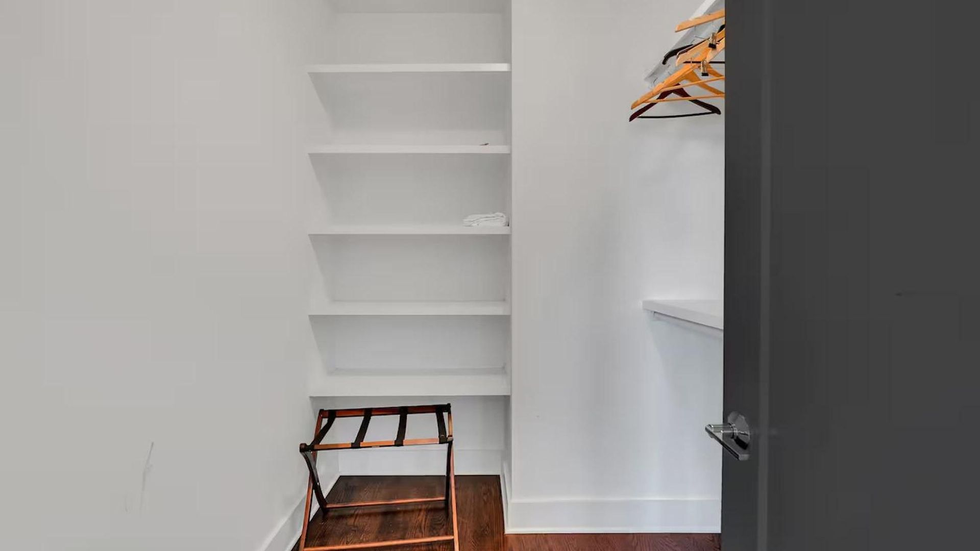 Stylish Townhome W Rooftop Views Near Broadway *