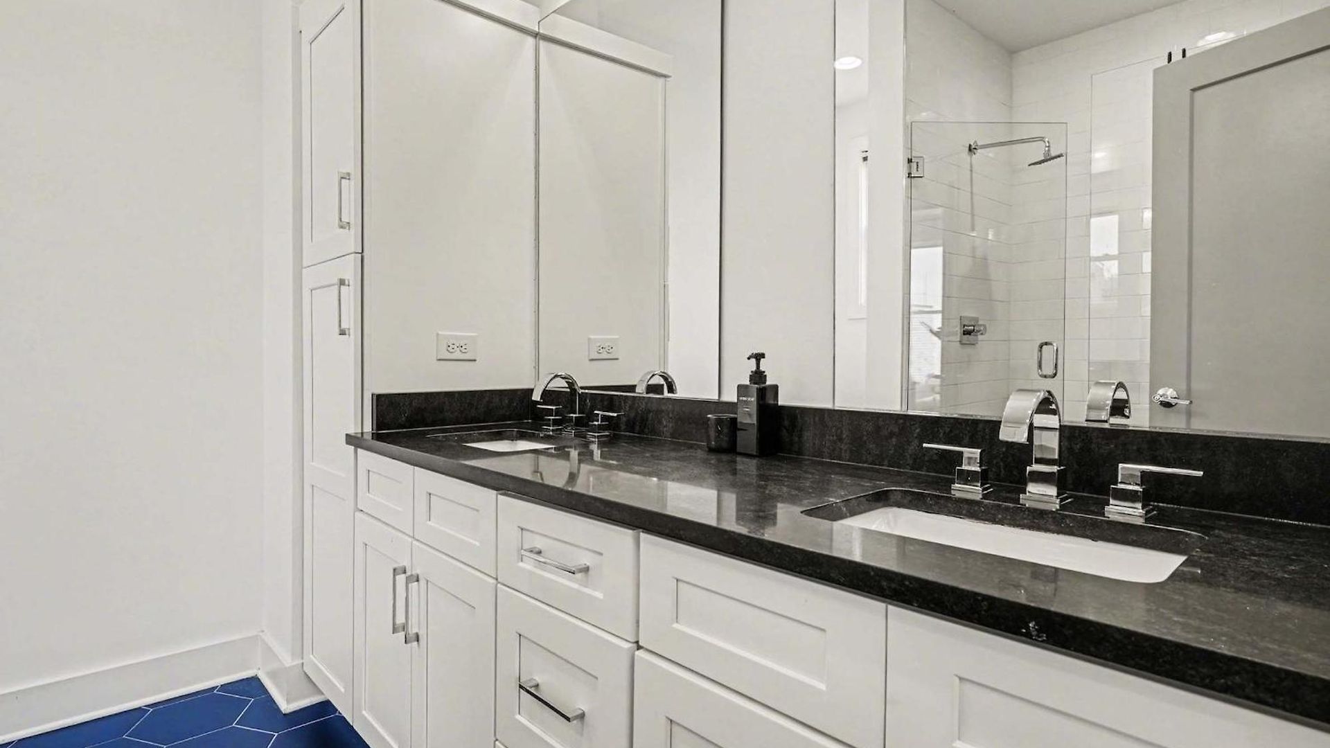 Holiday home 2 Stylish Townhomes W Rooftop Views Near Broadway