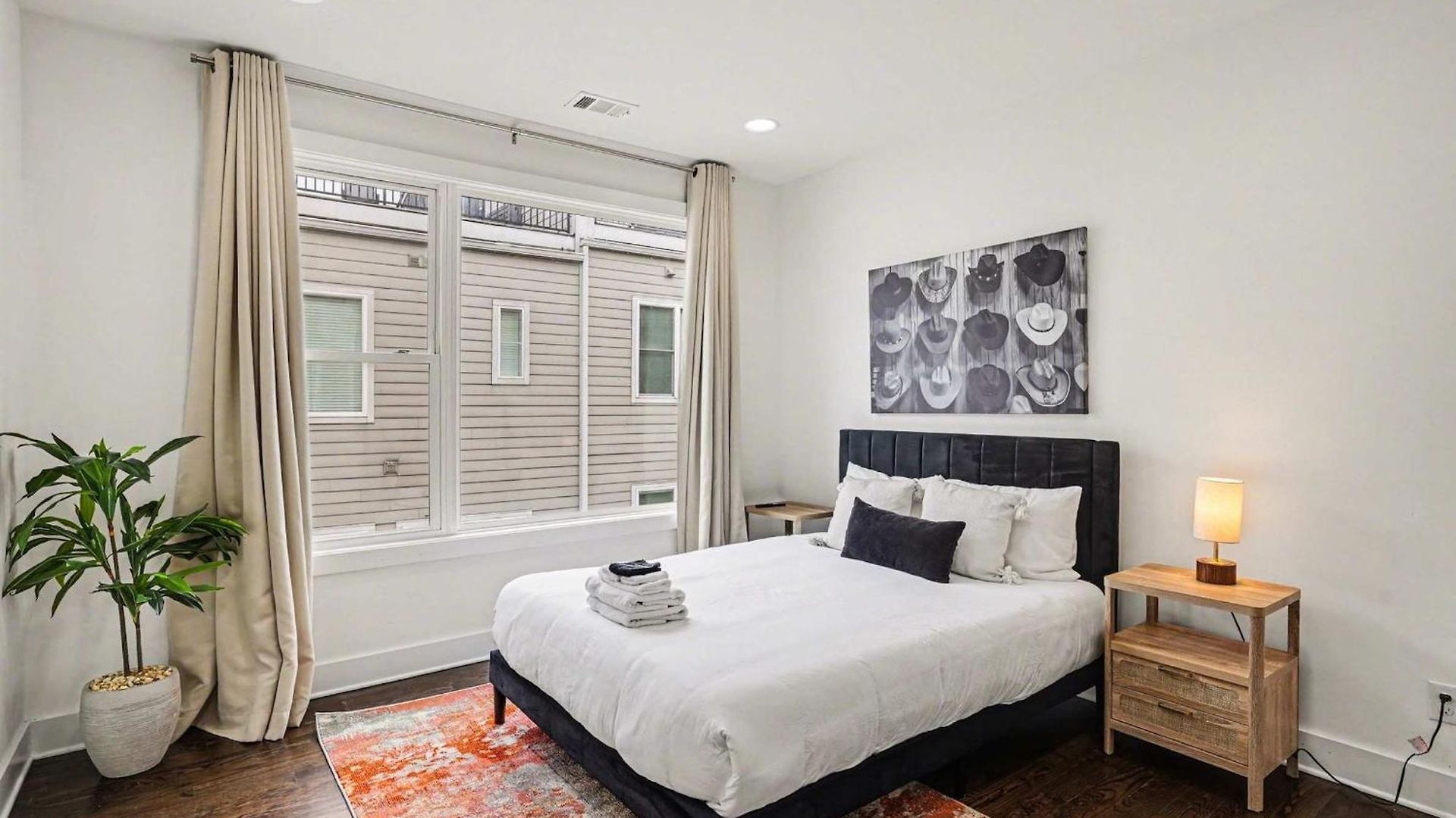 Holiday home 2 Trendy Townhomes W Rooftop Views Near Broadway