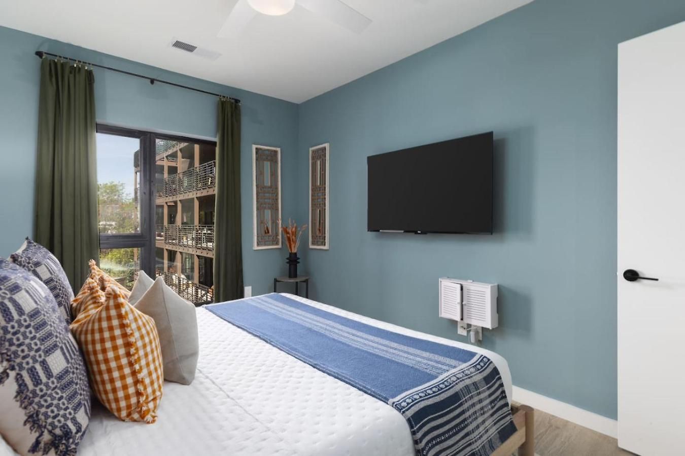 With Pool Balcony And Garage Walk To Downtown Broadway *