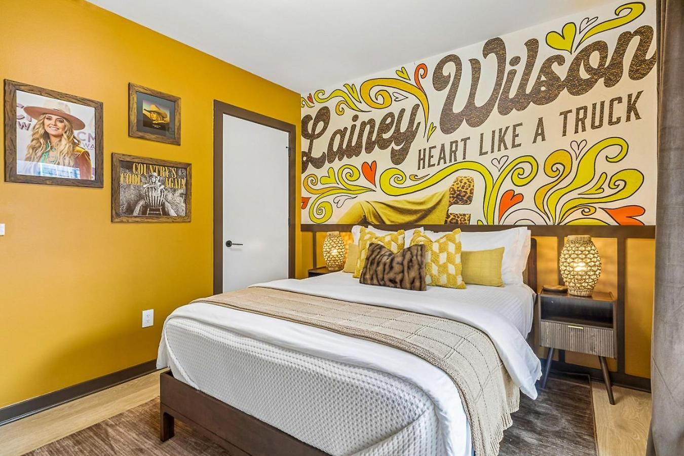 Walk To Broadway From The Hidden Gem With Pool Gym And Nashville