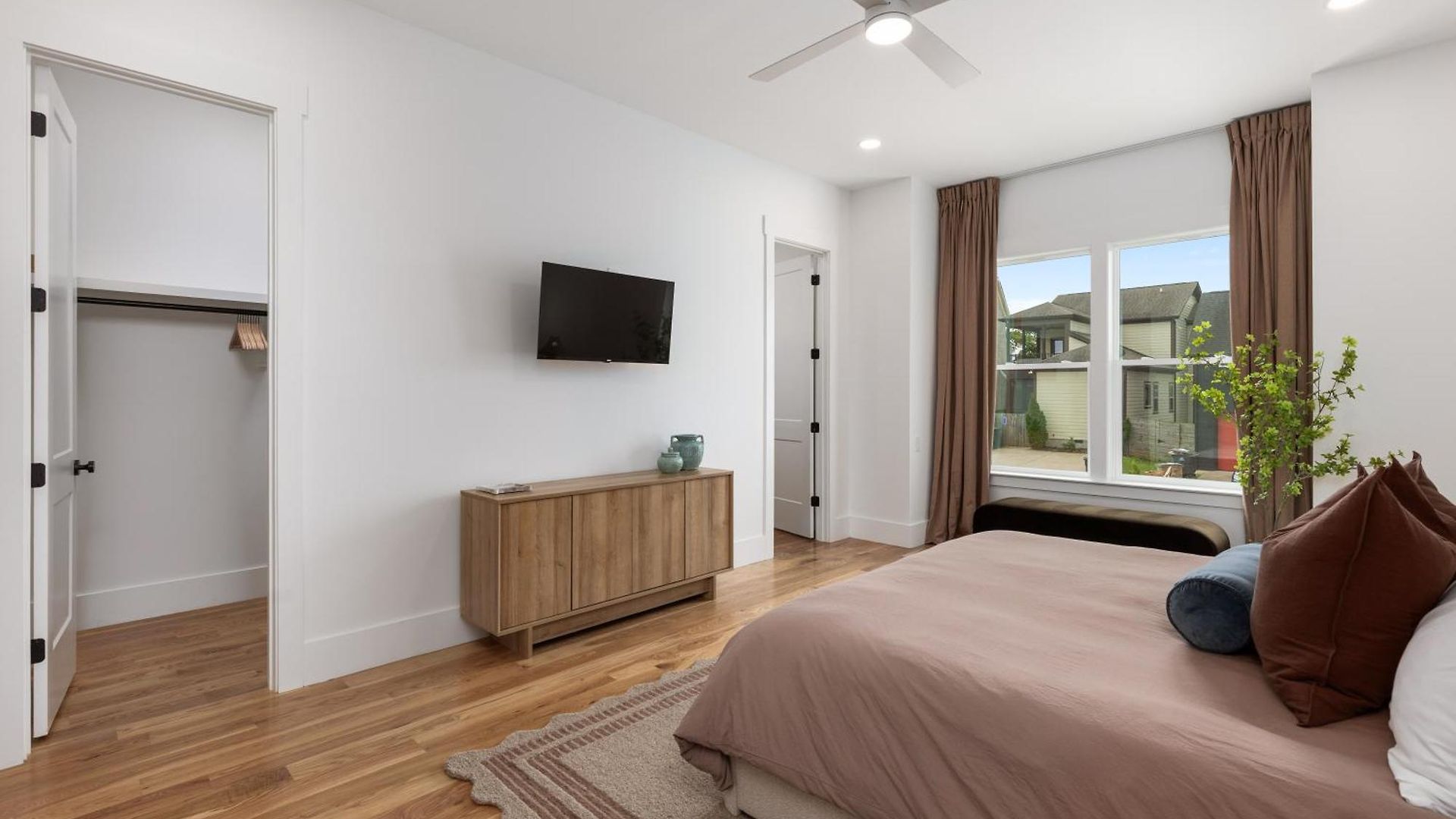 12 South With Rooftop Sauna And Wet Bar With 2 Car Garage * Nashville