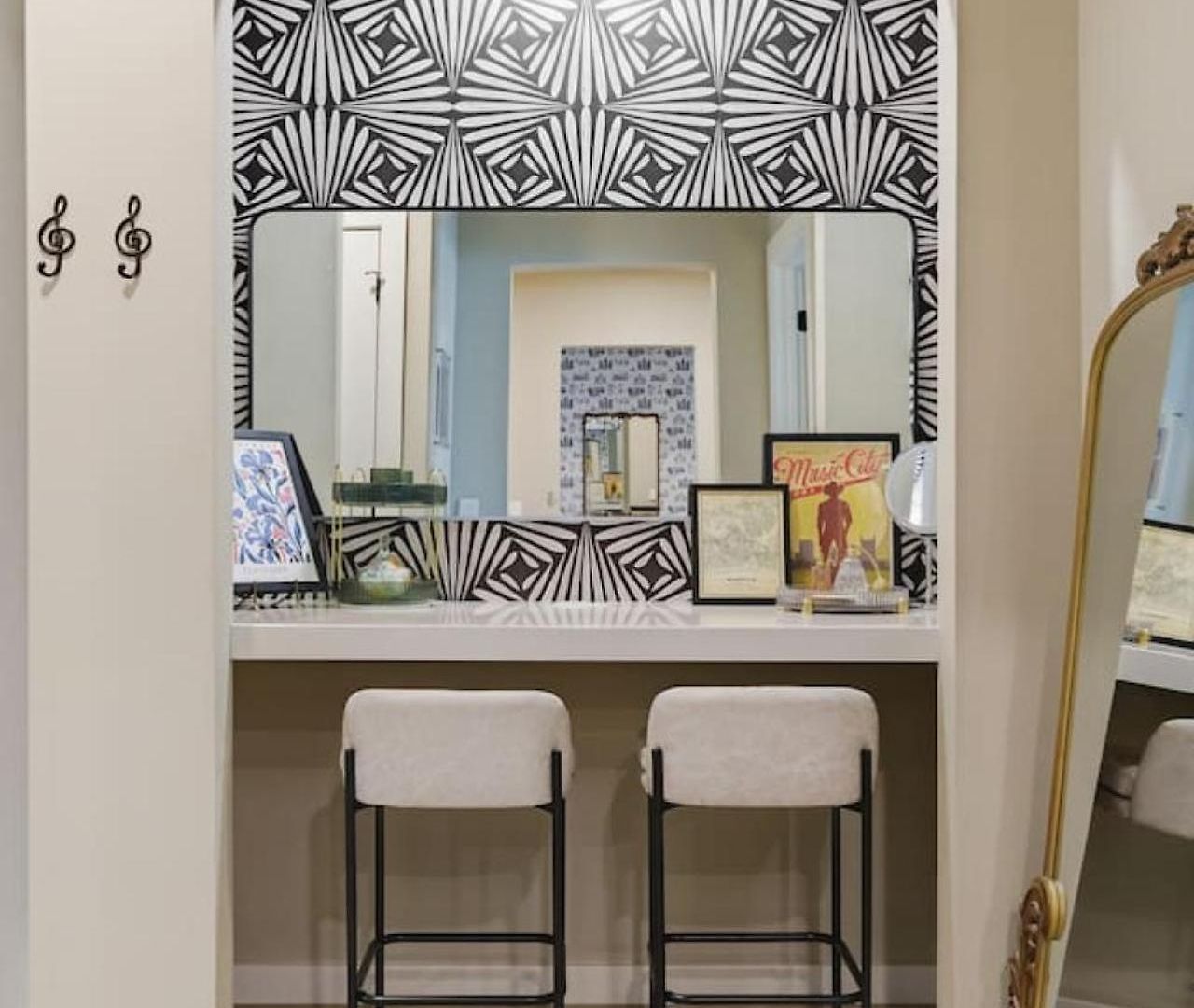 With Pool Balcony And Garage Walk To Downtown Broadway