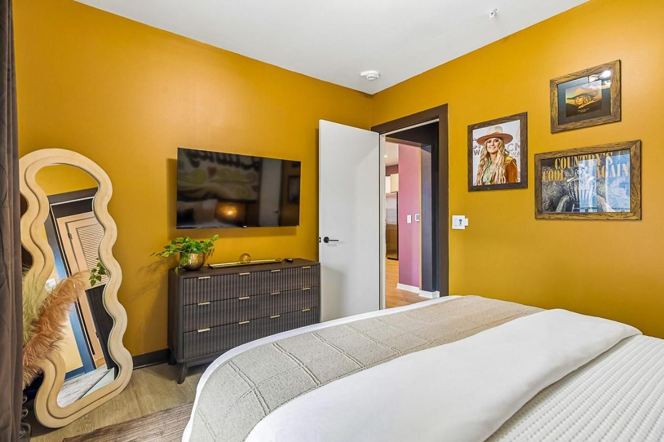 Walk To Broadway From The Hidden Gem With Pool Gym And Holiday home Nashville