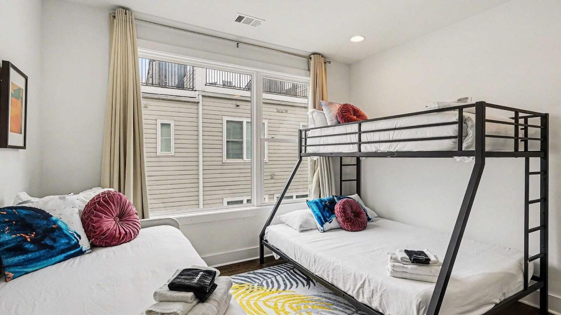 Holiday home 2 Stylish Townhomes W Rooftop Views Near Broadway *