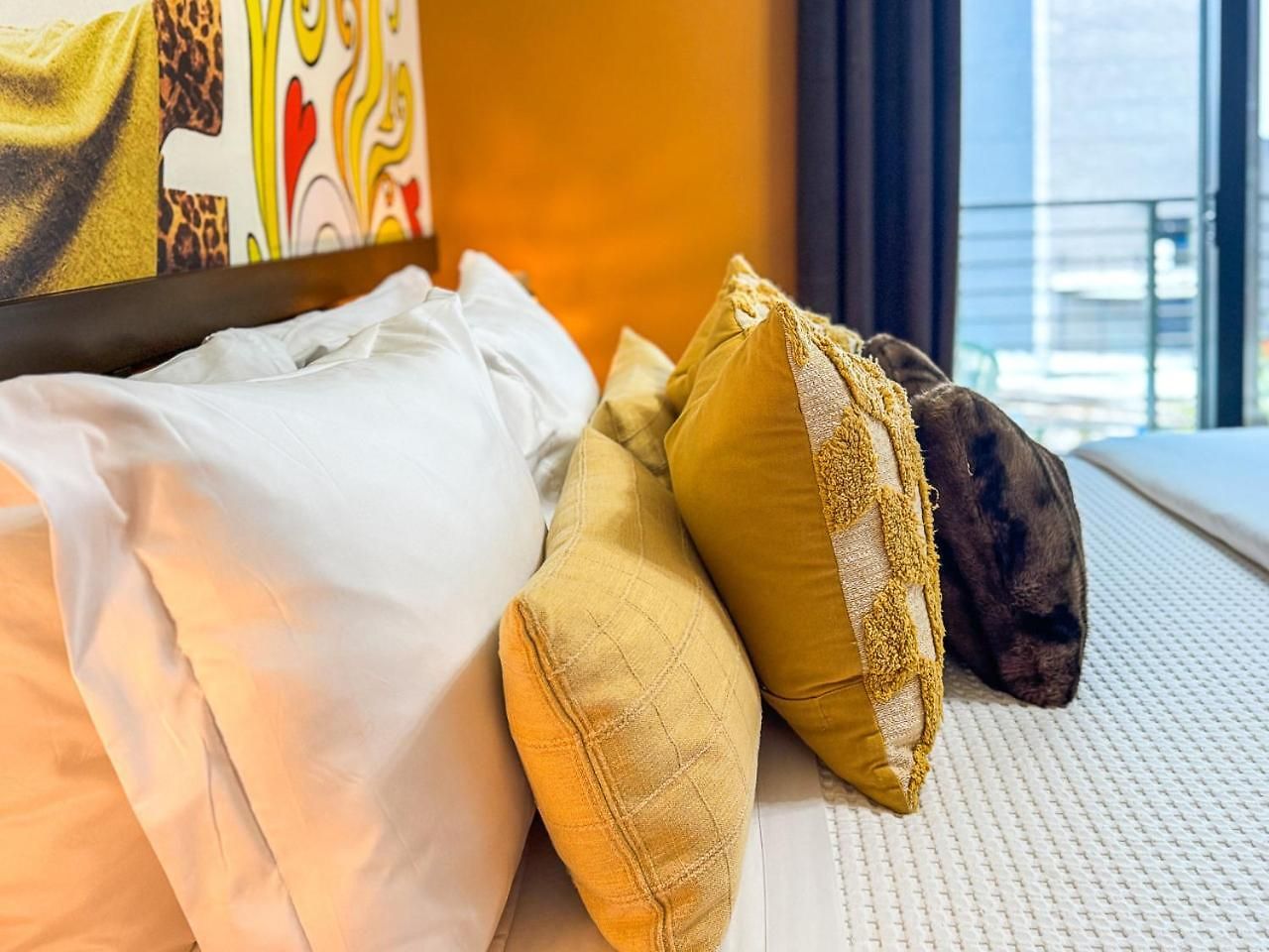 Walk To Broadway From The Hidden Gem With Pool Gym And Holiday home Nashville