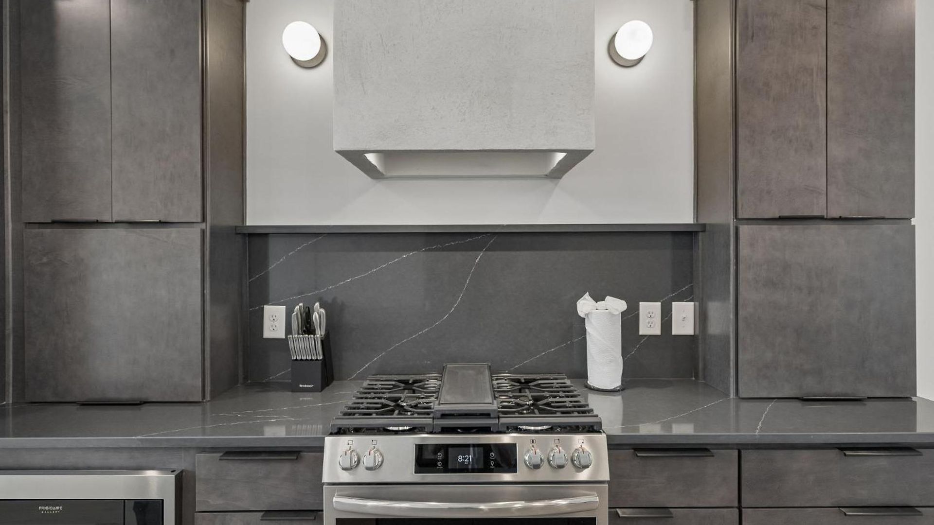 Elegant Townhome Rooftop Hot Tub & Fireplace * Nashville
