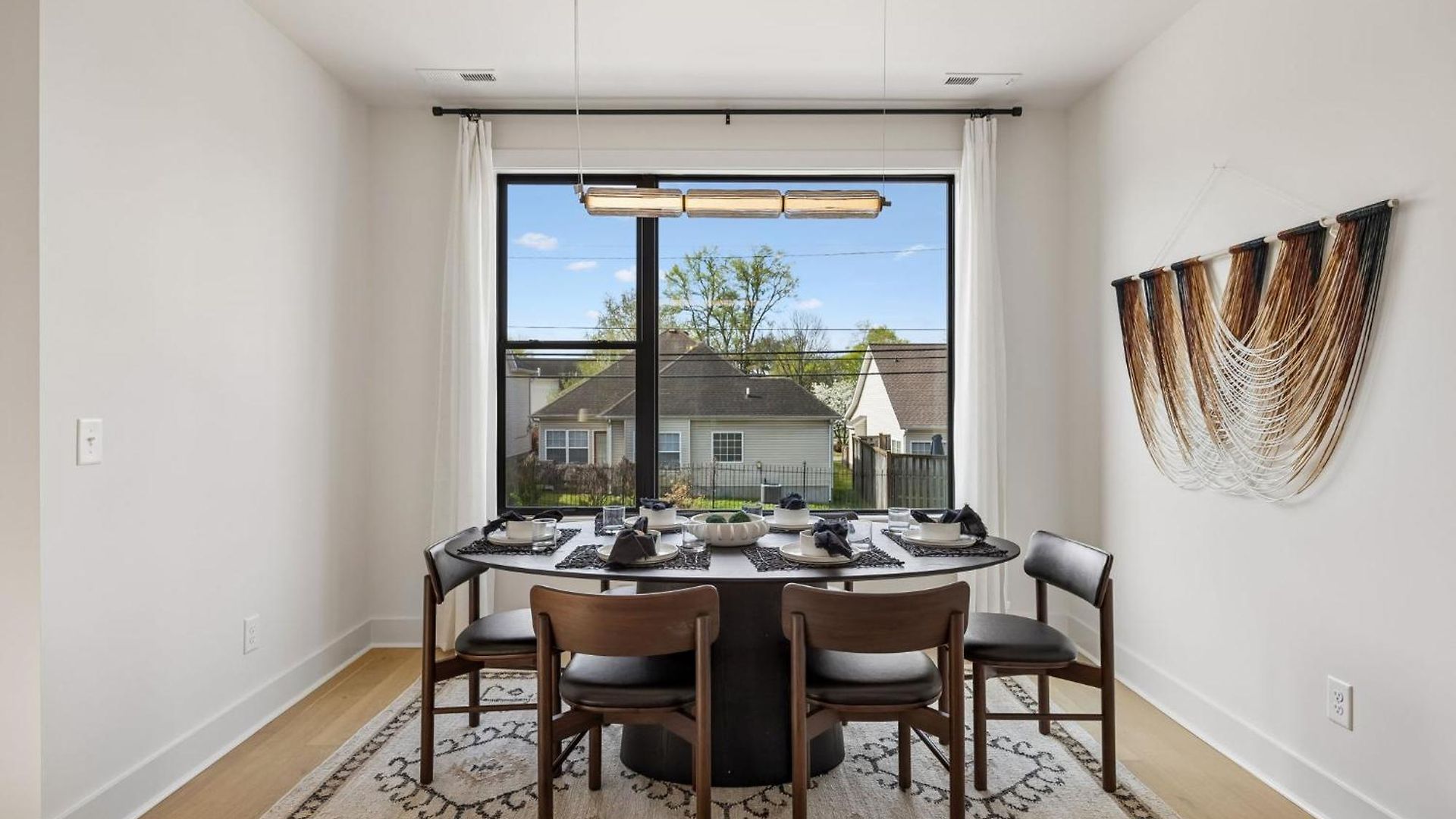 Stylish 3-story Townhome Hot Tub & Fireplace Holiday home