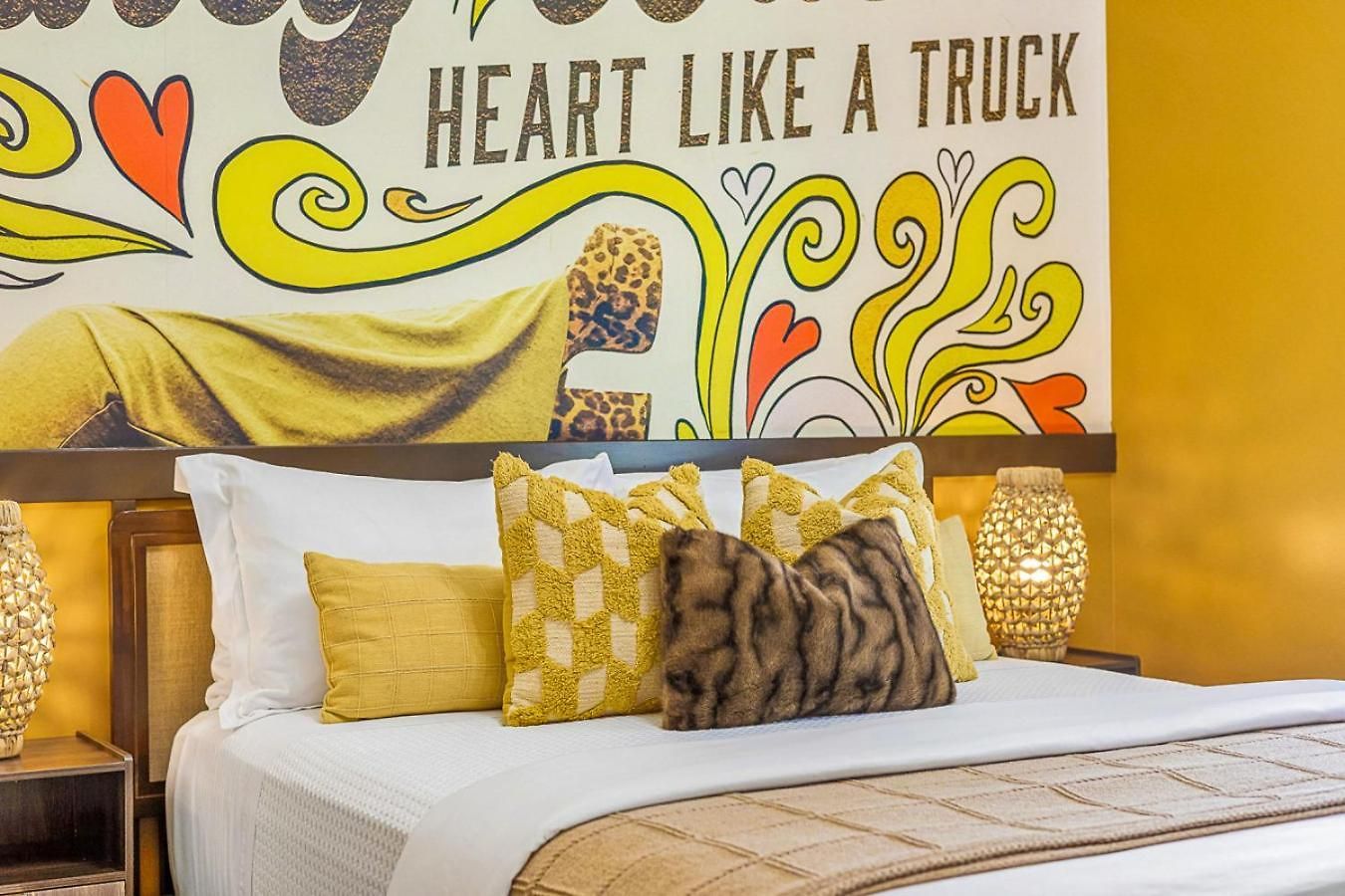 Walk To Broadway From The Hidden Gem With Pool Gym And Holiday home Nashville
