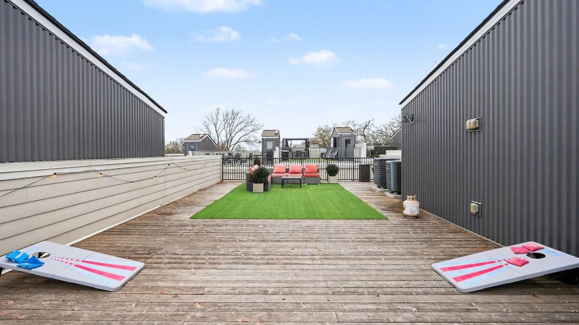 Holiday home 2 Trendy Townhomes W Rooftop Views Near Broadway *