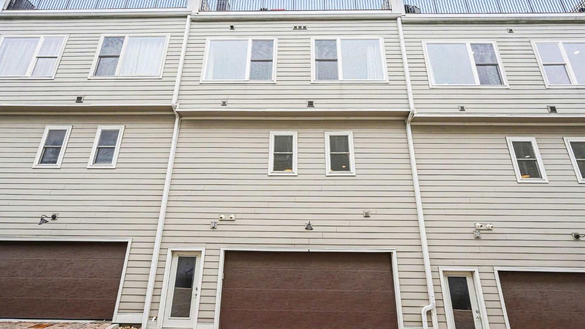 Stylish Townhome W Rooftop Views Near Broadway