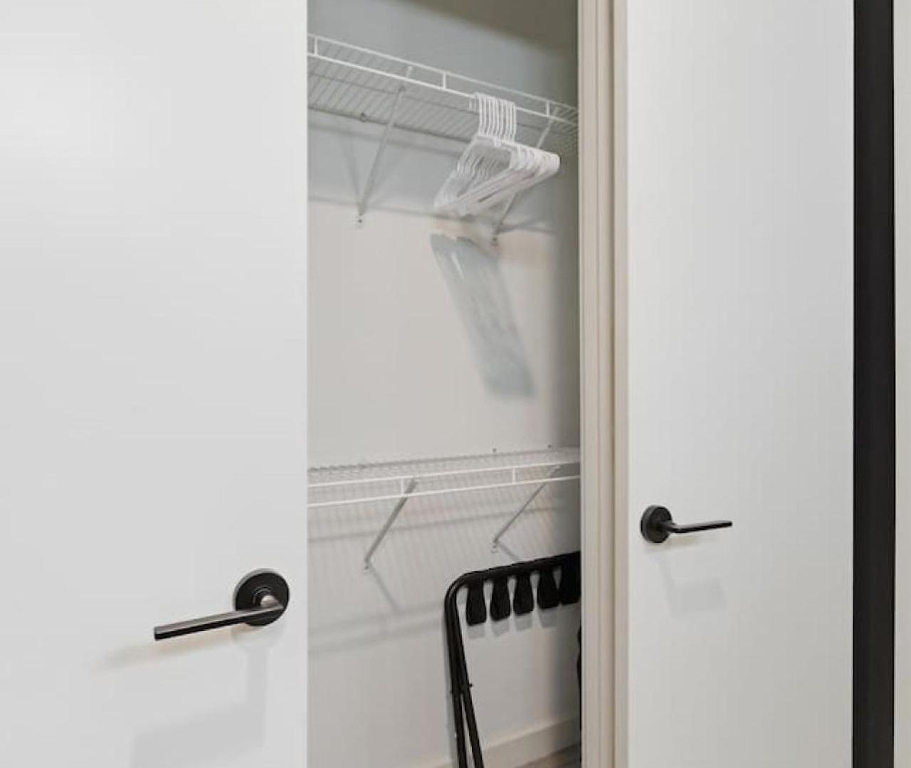 With Pool Balcony And Garage Walk To Downtown Broadway Holiday home *