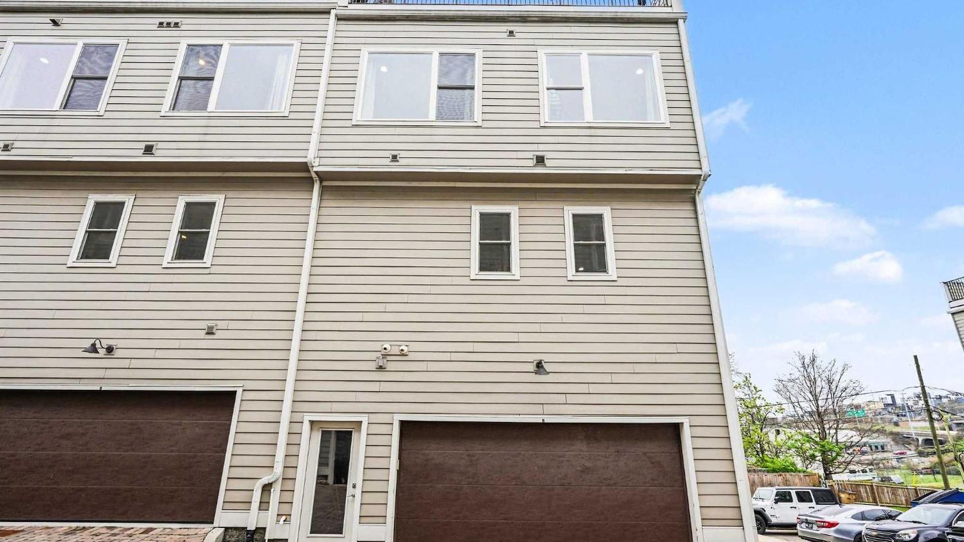 Holiday home 2 Stylish Townhomes W Rooftop Views Near Broadway *