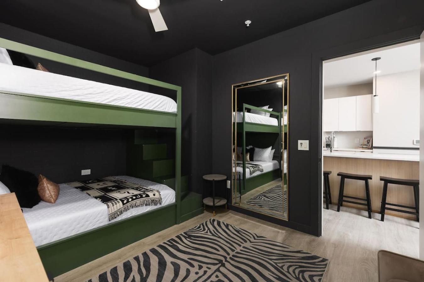 With Pool Balcony And Garage Walk To Downtown Broadway * Nashville