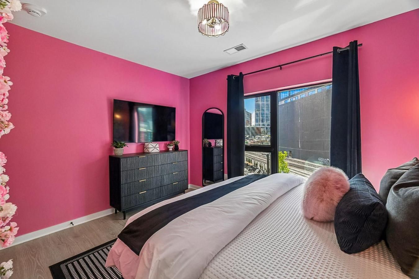 Walk To Broadway From The Hidden Gem With Pool Gym And Nashville