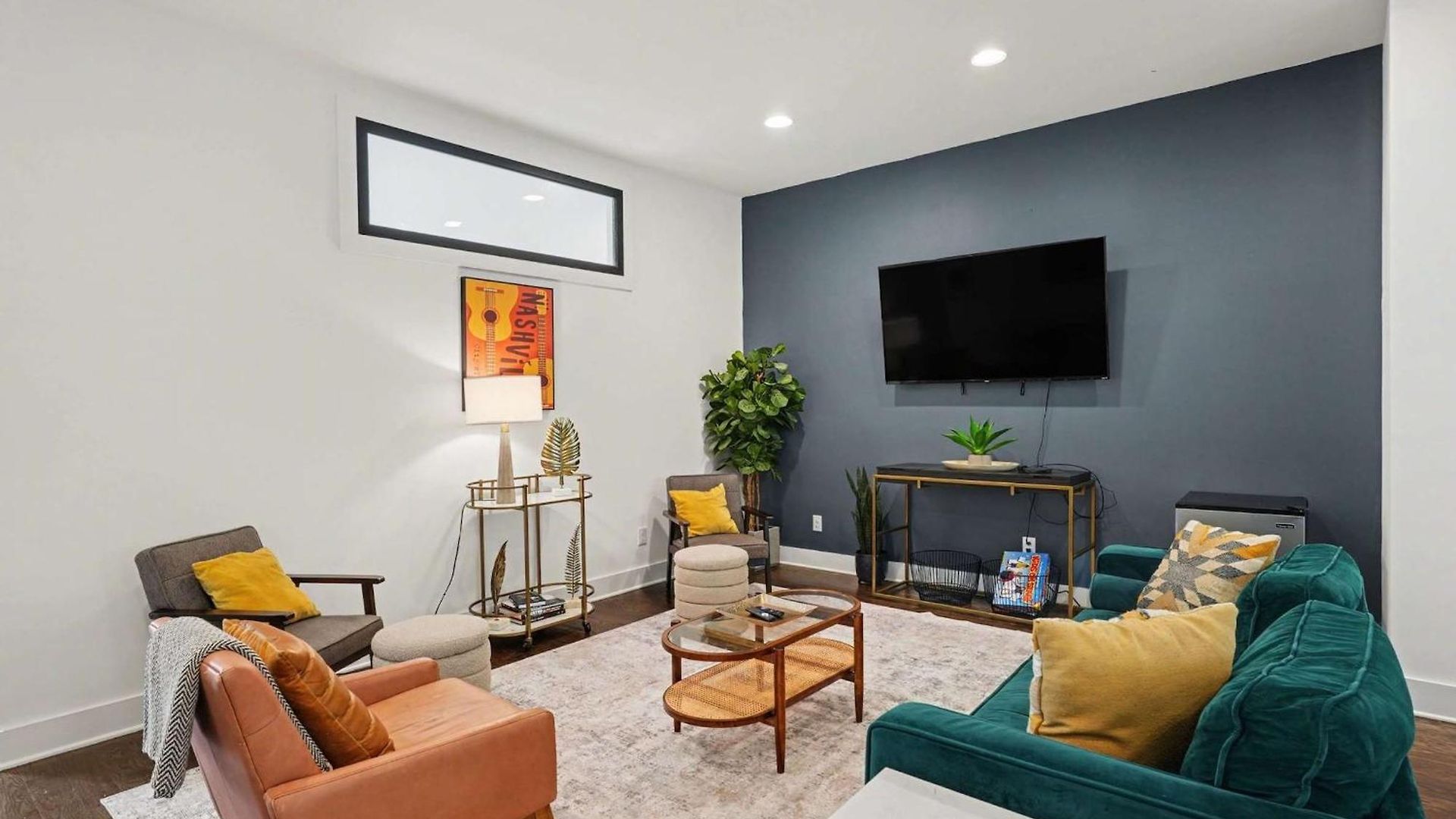 Holiday home 2 Trendy Townhomes W Rooftop Views Near Broadway *