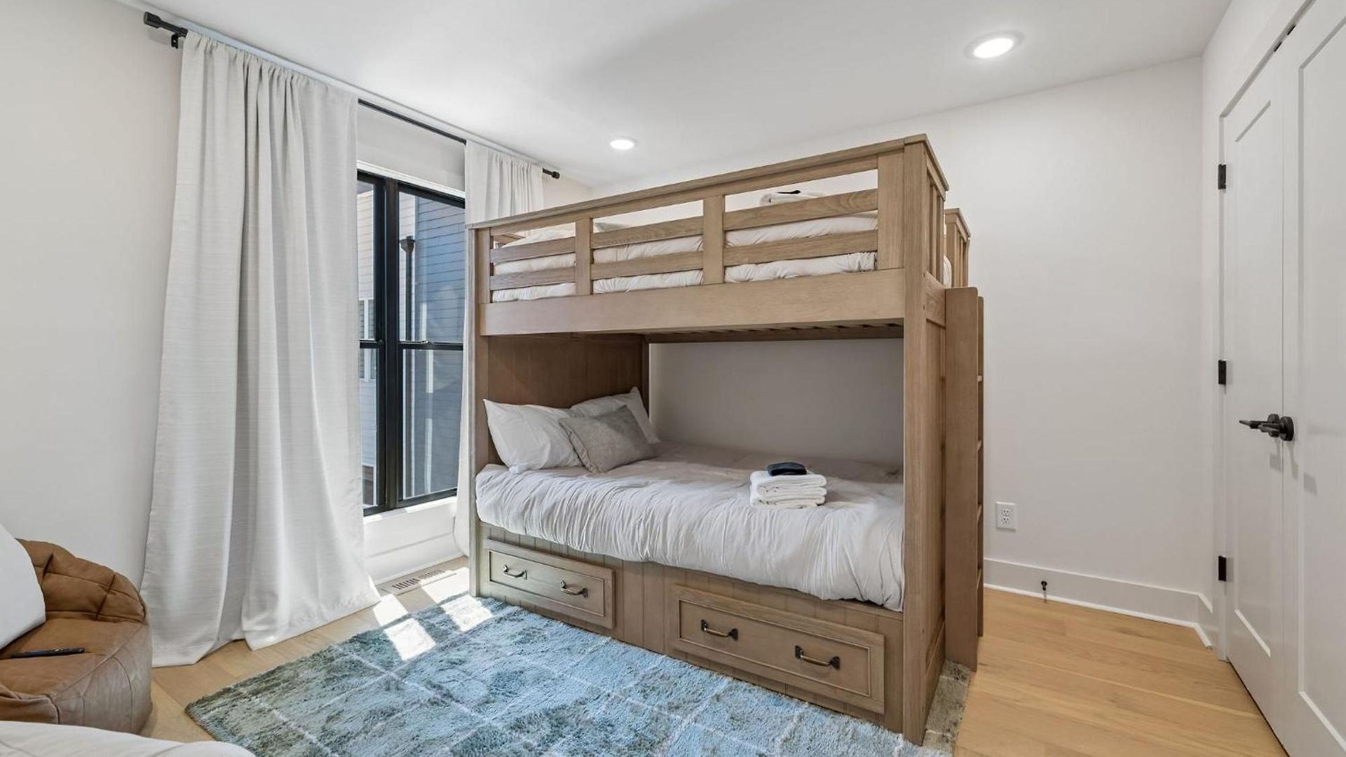 Luxury Townhouse With Exclusive Rooftop Hot Tub Holiday home *