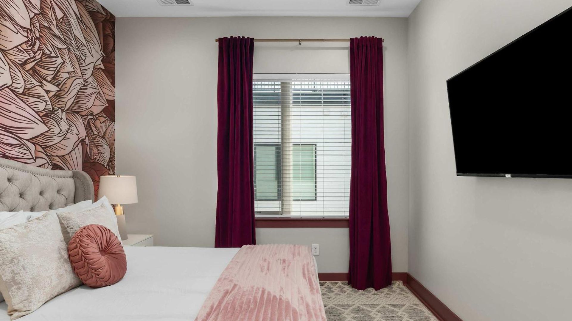 The Wild Rose House - Brand New - Skyline Views *