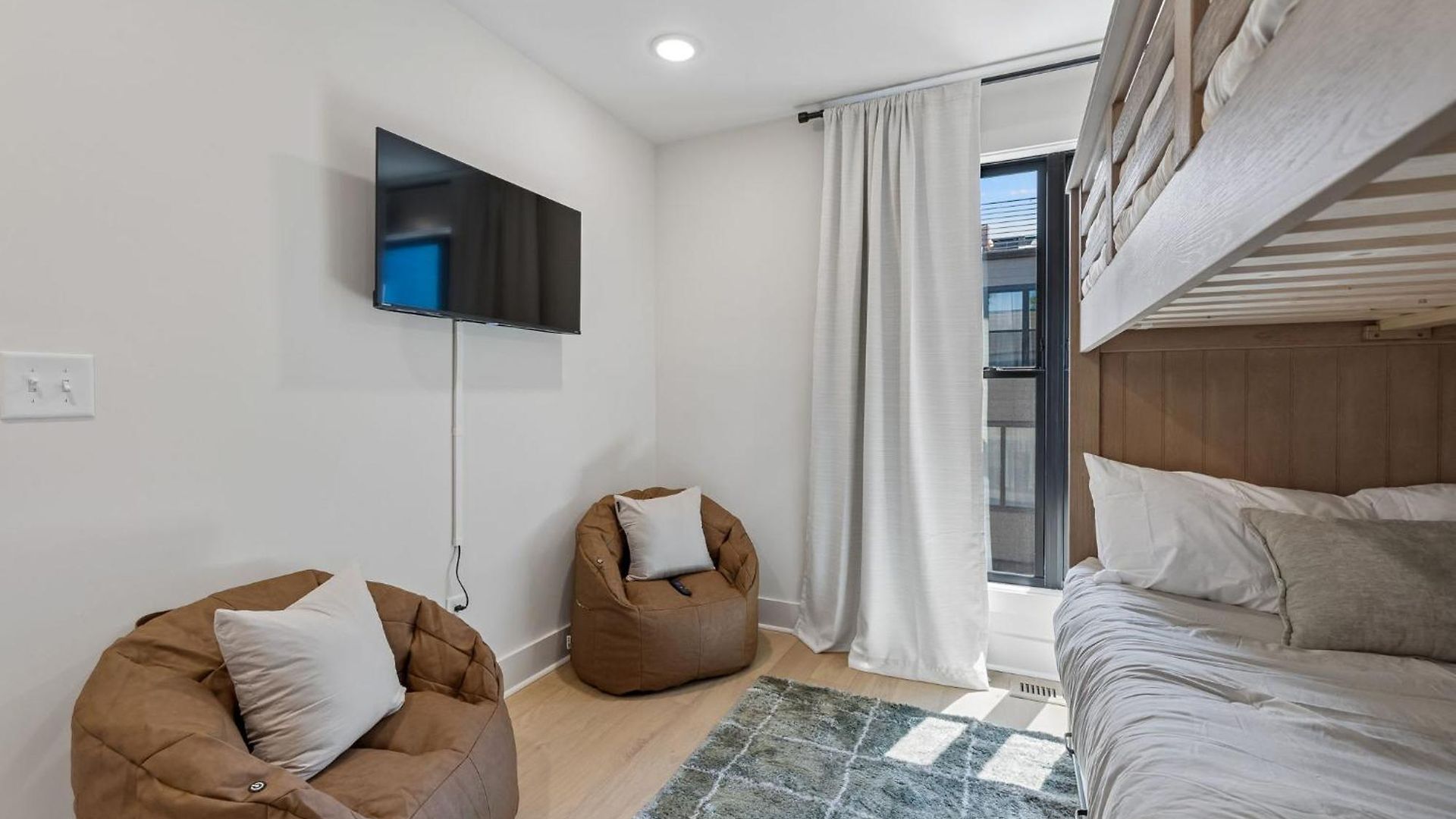 Luxury Townhouse With Exclusive Rooftop Hot Tub Holiday home