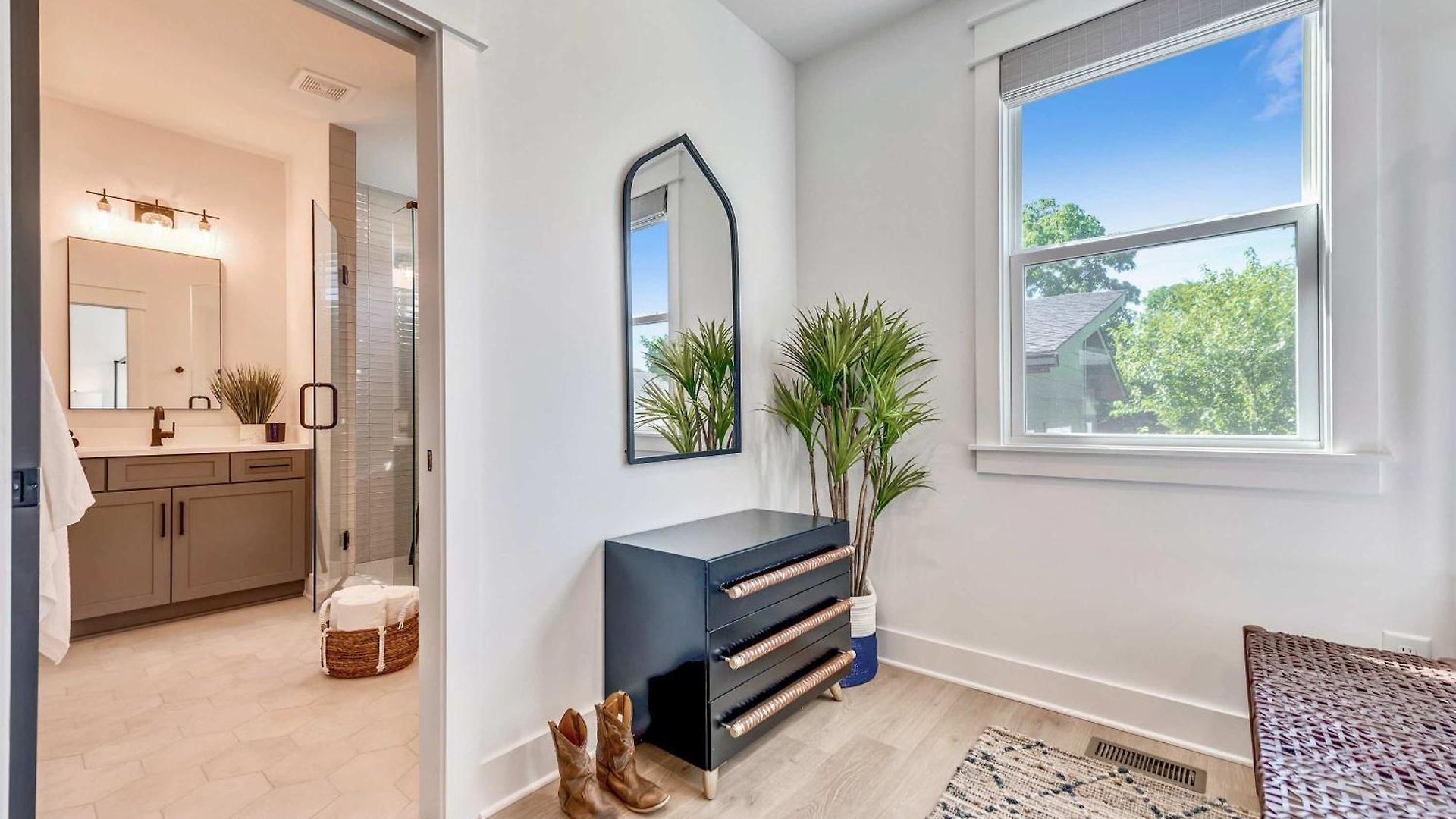 Modern Two Townhomes Close To Downtown Holiday home *