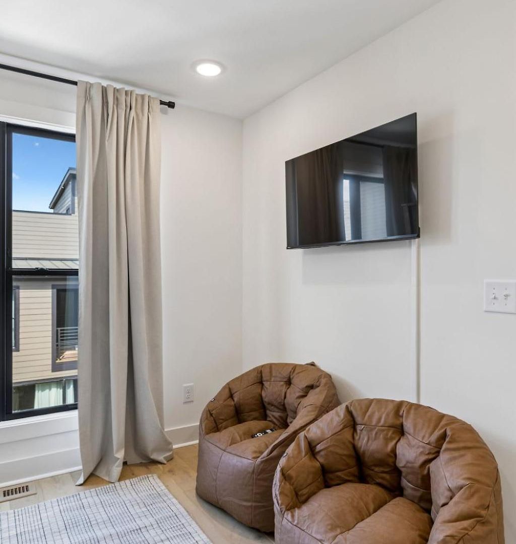Trendy Townhouse Rooftop Hot Tub & Fireplace *