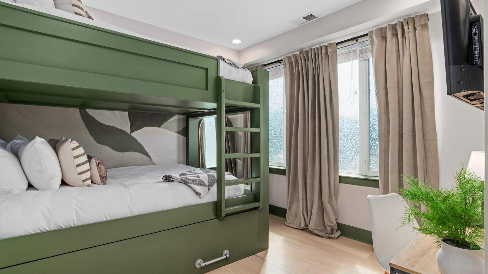 The Wild Rose House - Brand New - Skyline Views *