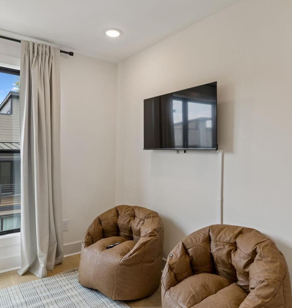 Elegant Townhome Rooftop Hot Tub & Fireplace * Nashville