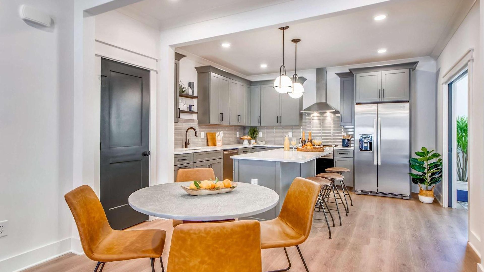 Modern Two Townhomes Close To Downtown Holiday home *