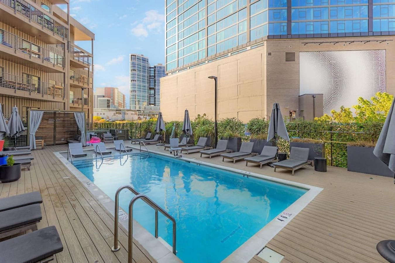 With Pool Balcony And Garage Walk To Downtown Broadway