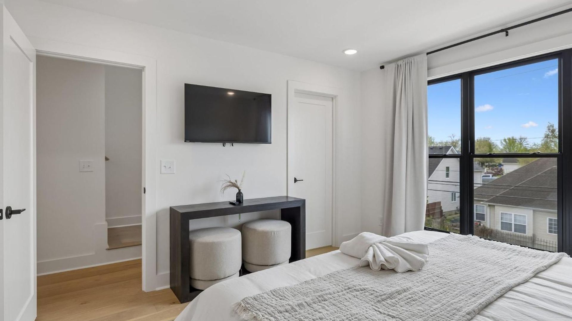 Elegant Townhome Rooftop Hot Tub & Fireplace Holiday home Nashville