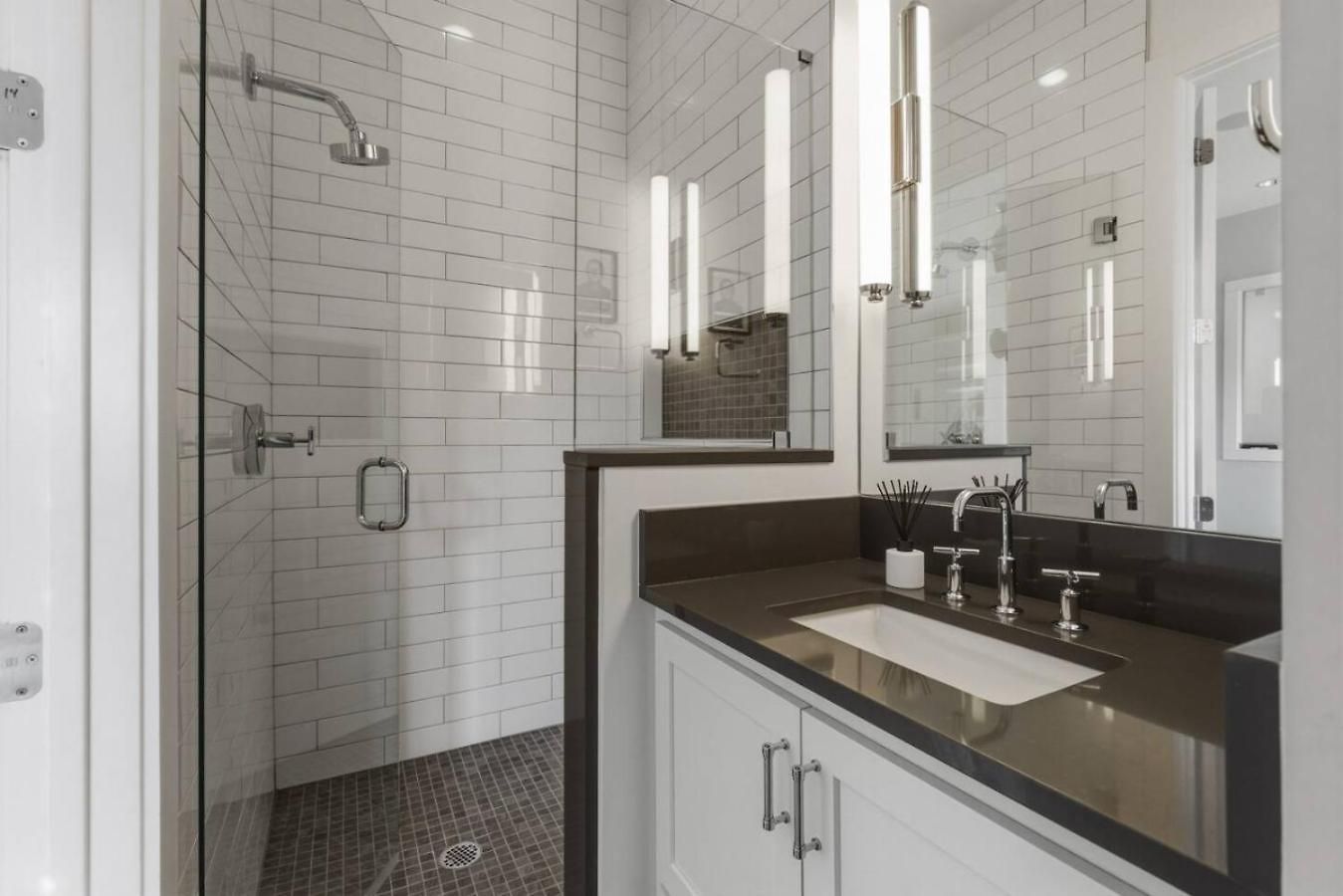 Germantown Stunner With A Skyline View Rooftop And Private Garage Nashville