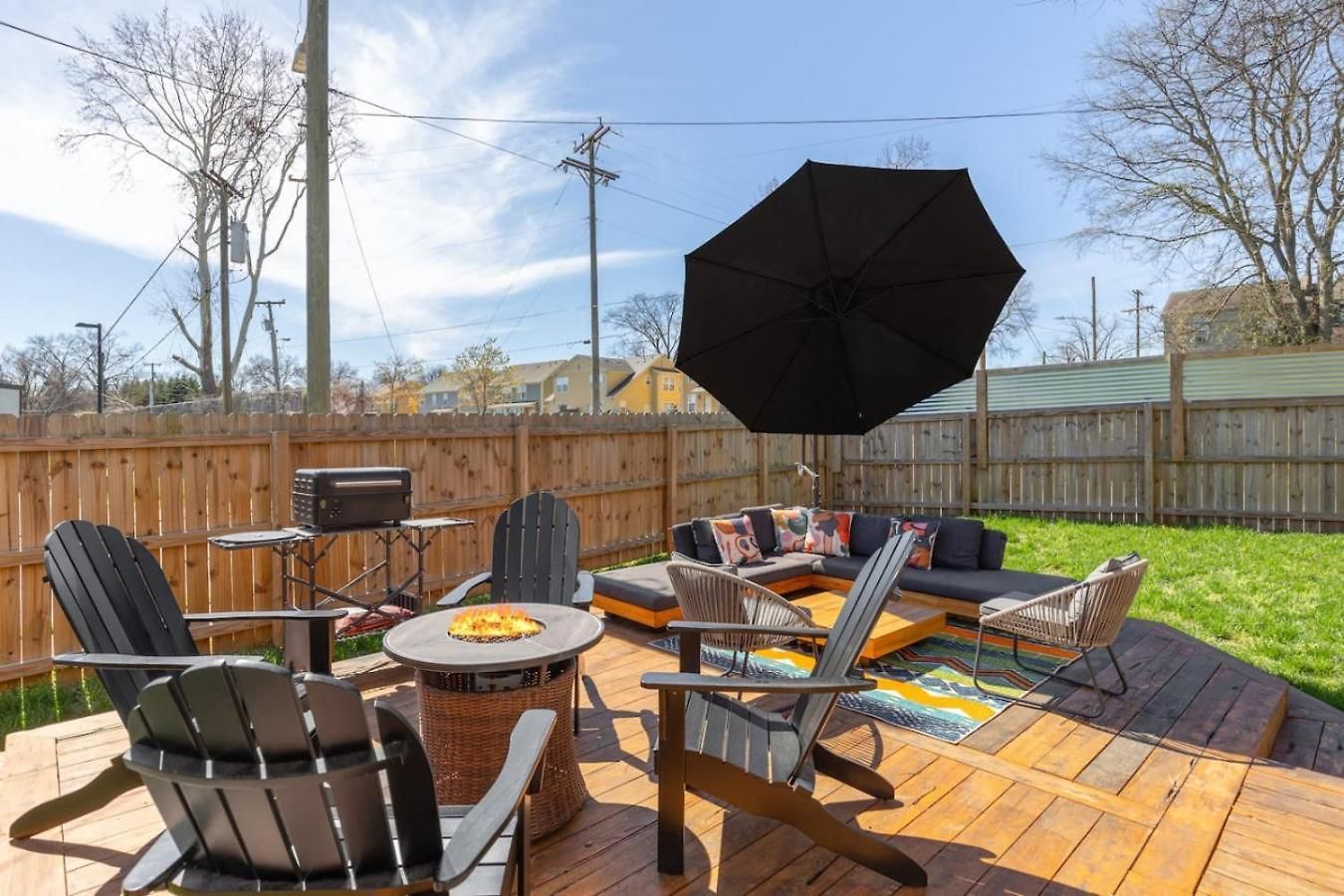 Amazing Backyard Only 2 Miles To Downtown With Sauna And Firepit