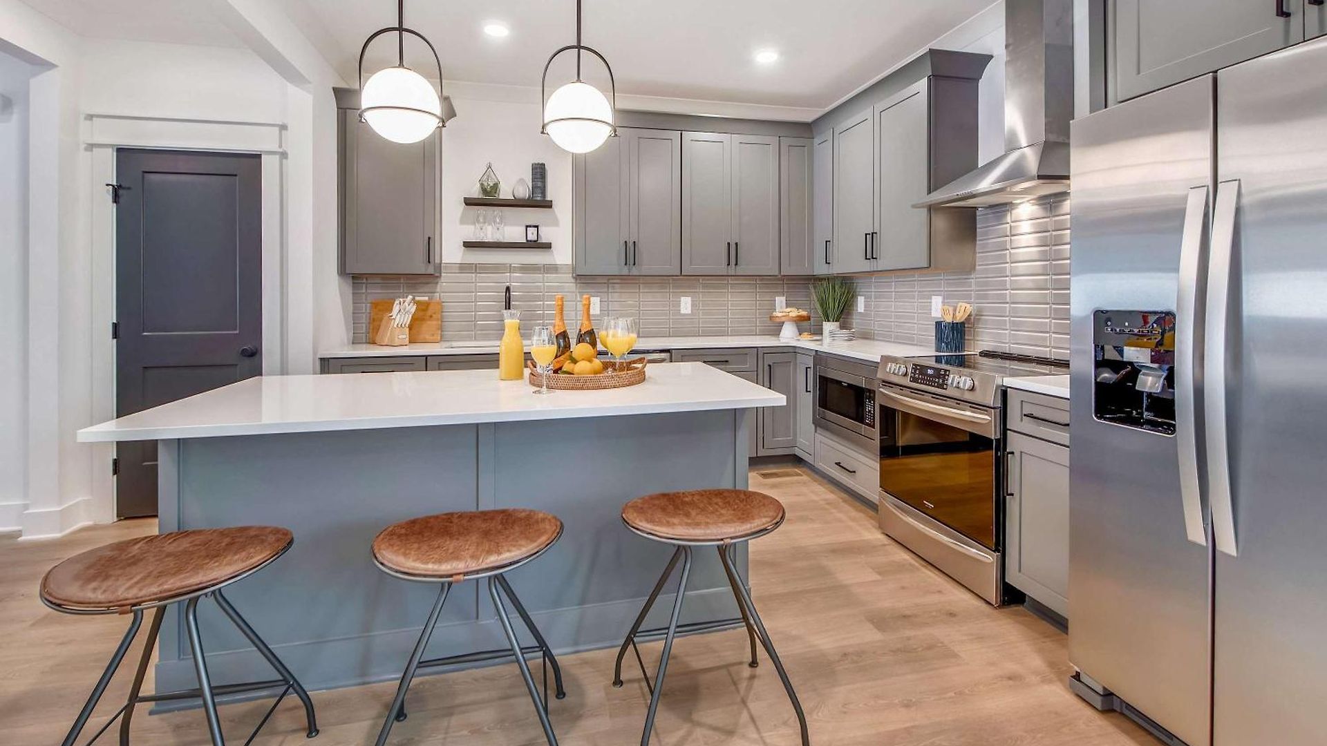 Modern Two Townhomes Close To Downtown Holiday home *