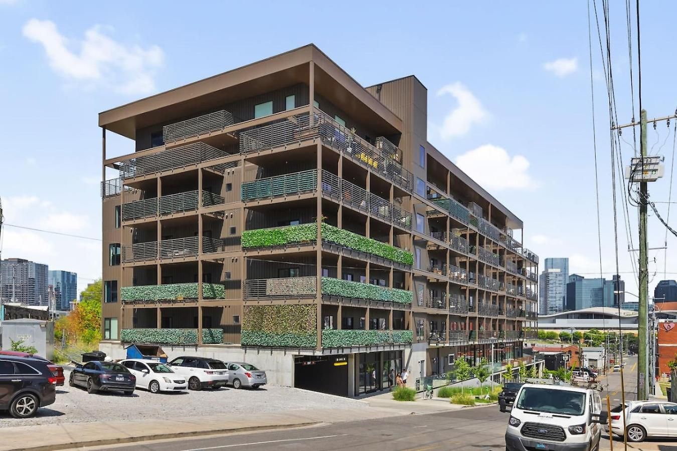 With Pool Balcony And Garage Walk To Downtown Broadway Nashville