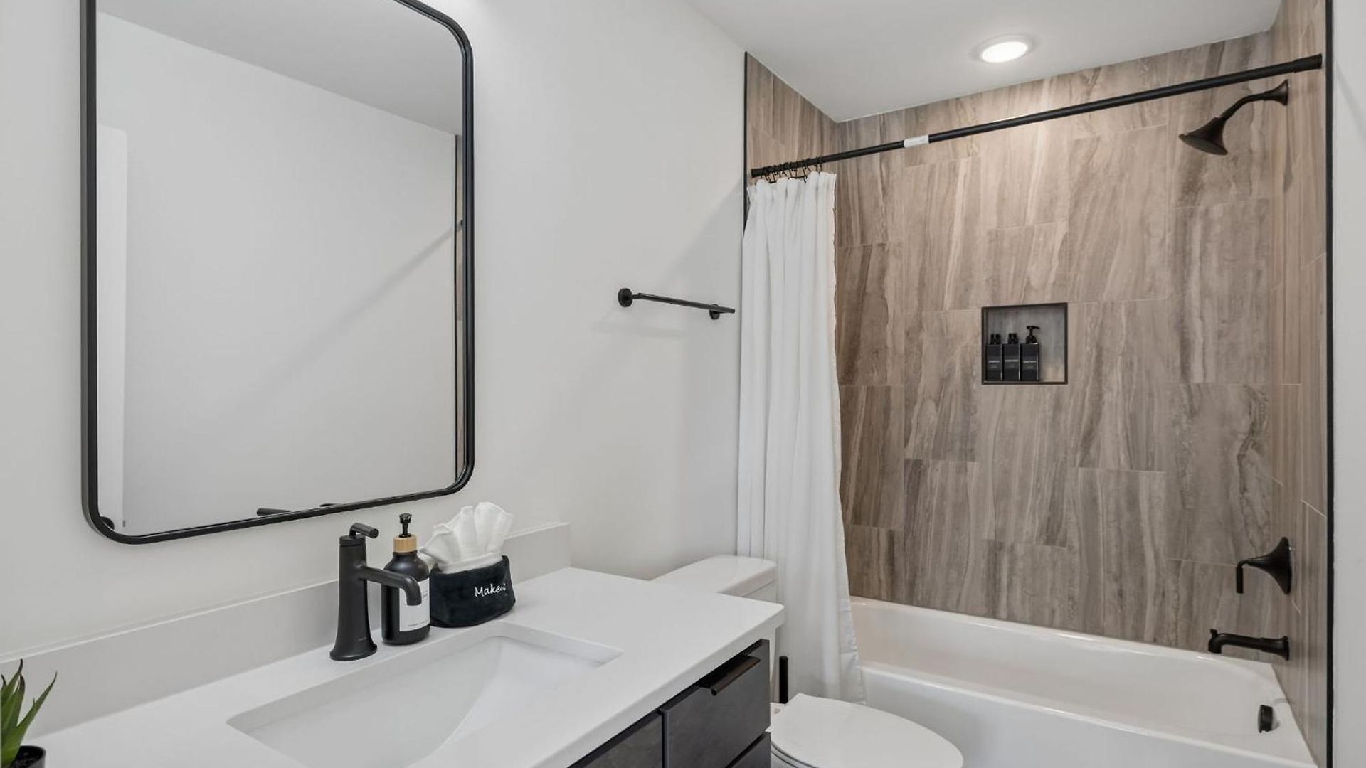 Elegant Townhome Rooftop Hot Tub & Fireplace Nashville